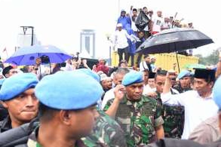 Suasana pengamanan Presiden Joko Widodo saat menunaikan ibadah shalat Jumat di Silang Monas, Jumat (2/12/2016).