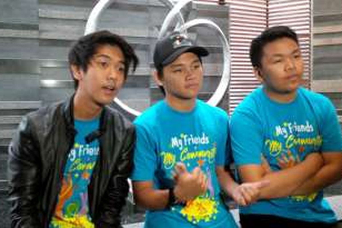 Boyband CJR yang terdiri dari Iqbaal, Aldi, dan Kiki diabadikan ketika menghadiri perayaan Hari Sindroma Down Dunia, di Plaza Blok M, Jakarta Selatan, Minggu (20/3/2016).