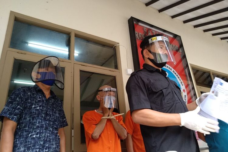 Satnarkoba Polresta Tasikmalaya menunjukkan barang bukti tersangka pengedar narkoba jenis sabu-sabu, Selasa (23/6/2020).