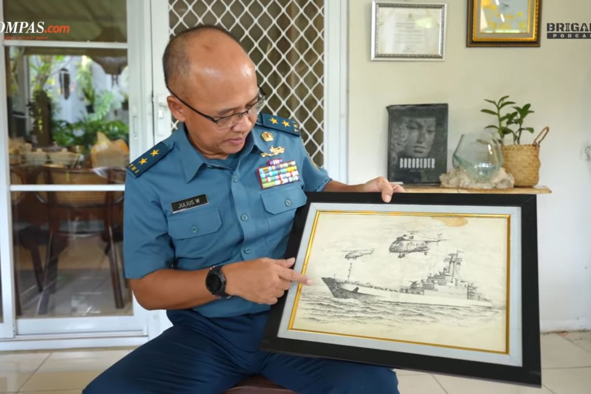 Laksda Julius Widjojono menunjukkan lukisan KRI Teluk Parigi-539 yang diambil dari tempat sampah kapal tersebut pada tahun 1995 silam.