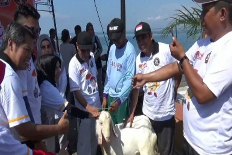 Jalan santai yang digelar KPU Sulbar di pantai Bahahari Polewali mandar sulawesi barat Minggu (29/10). Berhadiah Kambing dan Ayam Jantan.