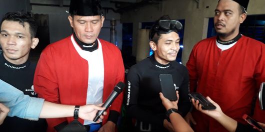 Empat penyelam yang mementaskan kebudayaan Betawi di bawah air tengah diwawancarai usai menyelesaikan pentasnya di SeaWorld Ancol, Jumat (22/6/2018).