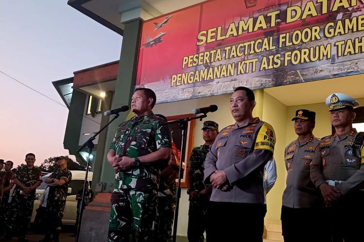 Panglima TNI, Laksamana TNI Yudo Margono bersama Kapolri Jenderal Polisi Listyo Sigit saat mengecek kesiapan pengamanan pelaksanaan KTT  AIS Forum yang akan digelar di Nusa Dua, Bali pada 10-11 Oktober 2023. Kompas.com/ Yohanes Valdi Seriang Ginta 