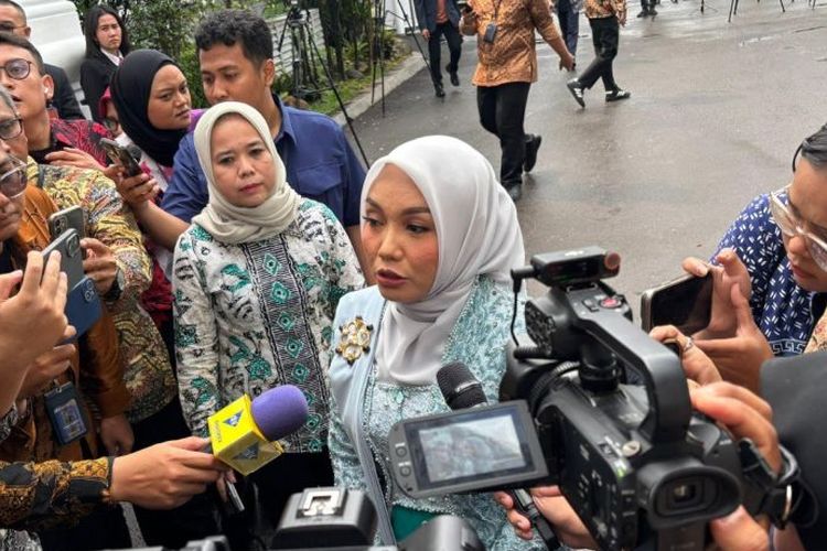 Kader Partai Kebangkitan Bangsa Farida Farichah memberikan keterangan pers sesaat setelah tiba di Kompleks Istana Kepresidenan, Jakarta, Rabu (17/9/2025). 