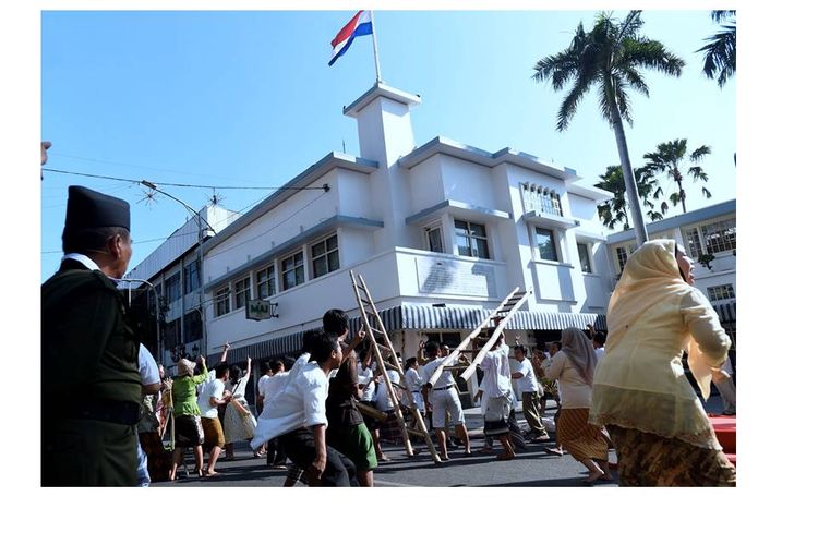 Pemuda menyerbu Hotel Yamato dalam rekonstruksi peristiwa perobekan bendera merah putih biru pada 19 September 1945 di Jalan Tunjungan, Kota Surabaya, Jawa Timur, Senin (19/9). Perobekan bendera tersebut merupakan awal perjuangan pemuda Surabaya mempertahankan kemerdekaan. Puncaknya adalah ultimatum oleh Sekutu pada 10 November 1945 yang berakhir dengan pertempuran besar dan diperingati sebagai Hari Pahlawan.