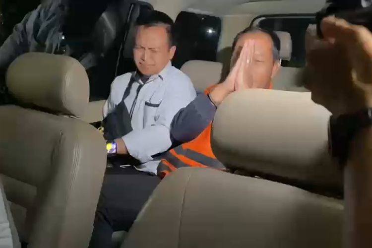 Tri Taruna Fariadi, Kepala Seksi Perdata dan Tata Usaha Negara (Kasi Datun) Kejaksaan Negeri Hulu Sungai Utara, kini berompi oranye setelah menyelesaikan pemeriksaan sebagai tersangka di Gedung Komisi Pemberantasan Korupsi (KPK), Senin (22/12/2025). 