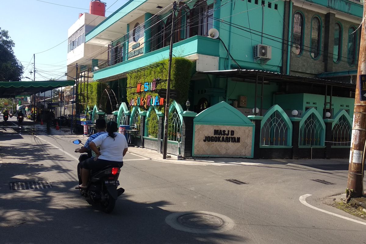 Suasana Masjid Jogokariyan sebelum melaksanakan penyembelihan hewan kurban, Kamis (30/7/2020)
