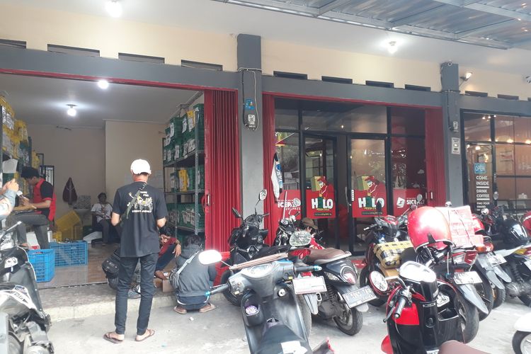 Toko jasa pengiriman barang di Jalan Raya Setu, Cipayung, Jakarta Timur, yang dirampok komplotan bersenjata api, Jumat (14/2/2020).