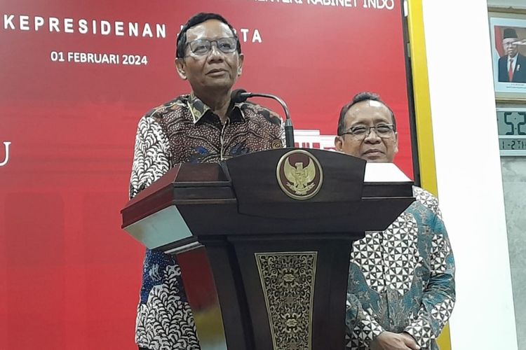 Mahfud MD saat menyampaikan keterangan pers usai menyampaikan surat pengunduran diri sebagai Menko Polhukam kepada Presiden Joko Widodo pada Kamis (1/2/2024).