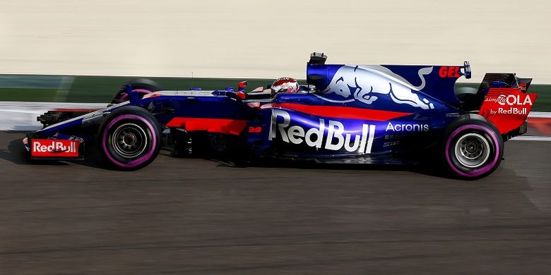 Pebalap Indonesia, Sean Gelael, saat menjalani tes bersama Scuderia Toro Rosso.