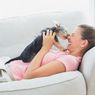 Anjing Paham Perasaan Sedih Pemiliknya dan Berusaha Menghibur