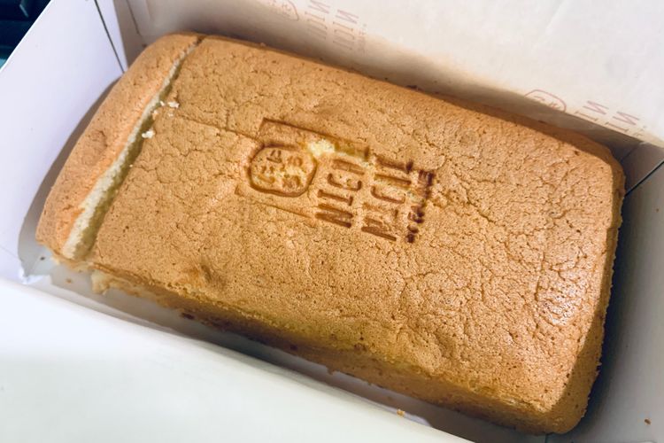 Salah satunya termasuk bolu kastela yang benar-benar bolu chiffon polos lembut buatan Nichinichi Farine milik Jessica Hartono.