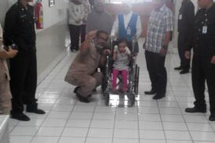 Ketua Komisi Perlindungan Anak Indonesia (KPAI), Arist Merdeka Sirait, menjenguk Puvelia Audriana Putri (5) di Rumah Sakit Hasan Sadikin (RSHS) Bandung, Kamis (1/5/2014).