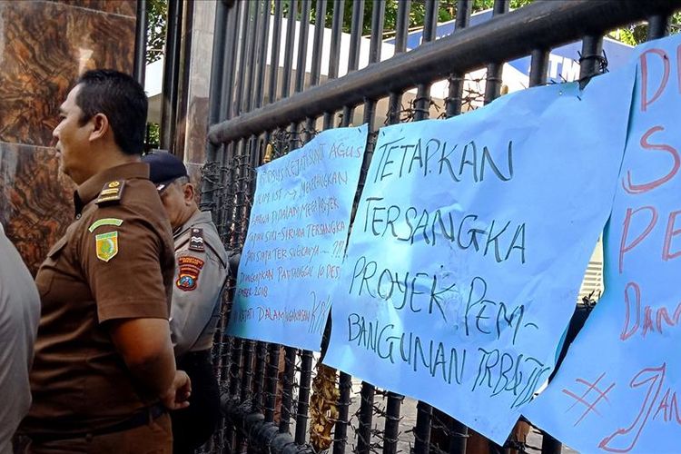 Massa DPP IMA-Tabagsel saat mendatangi kantor Kejati Sumut menuntut lembaga ini menetapkan tersangka dan memanggil Bupati Madina Dahlan yang diduga kuat sebagai aktor intelektual pembangunan Taman Raja Batu dan Tapian Siri-siri Syariah
