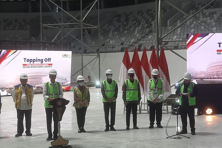 Presiden Joko Widodo (Jokowi) meresmikan prosesi tutup atap (topping off) Indoor Multifunction Stadium, GBK Senayan, di Jakarta, Jumat (13/1/2023). Presiden didampingi Menteri PUPR Basuki Hadimuljono dan sejumlah menteri kabinet kerja.