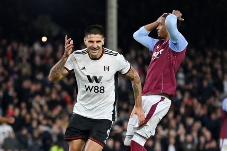 Penyerang Fulham Aleksandar Mitrovic merayakan gol ke gawang Aston Villa dalam laga lanjutan Liga Inggris 2022-2023. Laga Fulham vs Aston Villa yang berlangsung di Stadion Craven Cottage, London, pada Jumat (21/10/2022) dini hari WIB itu berakhir dengan skor 3-0 untuk kemenangan tim tuan rumah.