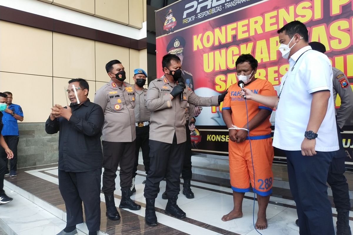 Kapolresta Sidoarjo Kombes Pol Kusumo Wahyu Bintoro beserta Kasat Reskrim AKP Oscar Stefanus Setja saat menanyakan modus pelaku di Halaman Mapolresta Sidoarjo, Rabu (14/09/2022) sore