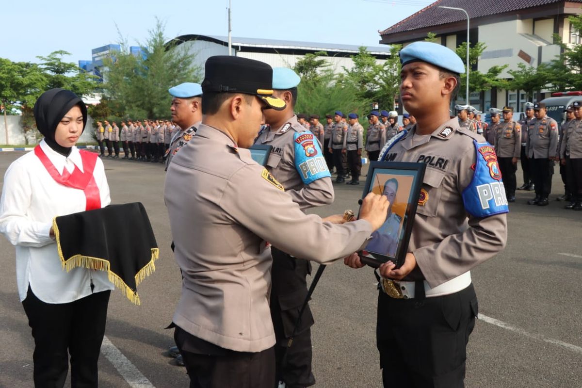 upacara Pemberhentian Tidak Dengan Hormat (PTDH) terhadap  Bripka S dan Bripka R yang merupakan Anggota Satsamapta Polres Sumenep, Senin (11/12/2023).