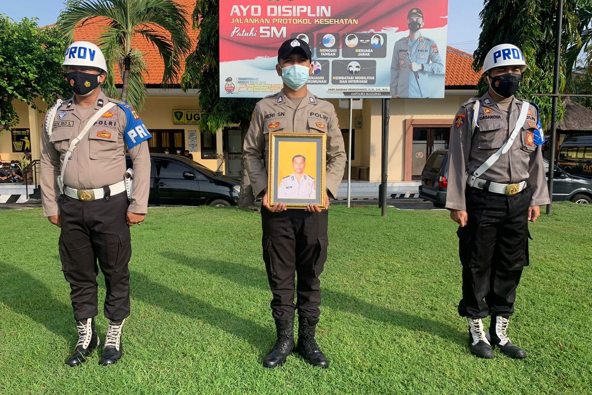 Upacara pemberhentian secara tidak hormat anggota polisi di Buleleng Bali, Rabu (5/1/2022). 
