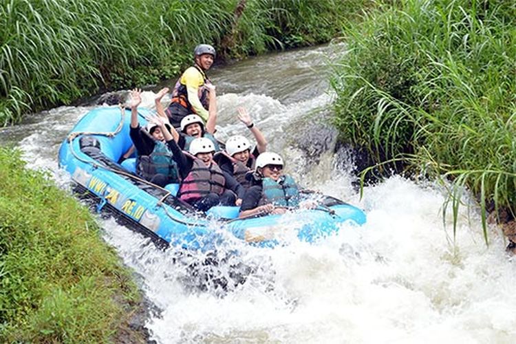 Ilustrasi aktivitas rafting di Muara Rahong Hills.