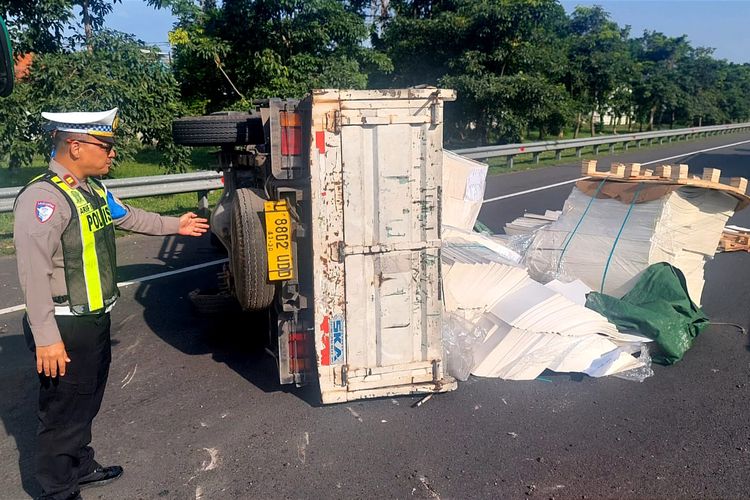 Bus Transjatim Tabrak Truk Terguling di KM 748 Tol Waru