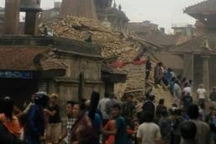 Salah satu bangunan yang runtuh akibat gempa7,9 SR di Nepal