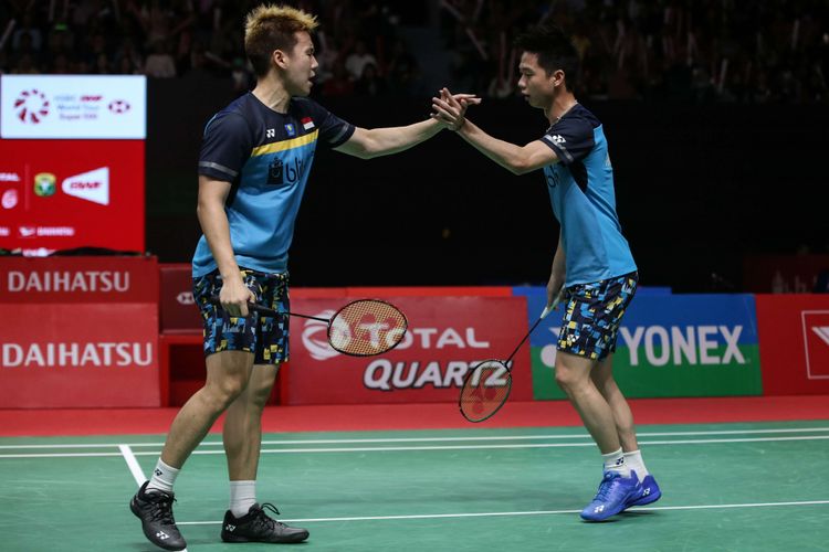 Ganda putra Indonesia, Marcus Fernaldi Gideon dan Kevin Sanjaya Sukamuljo bertanding melawan ganda putra Indonesia, Mohammad Ahsan dan  Hendra Setiawan pada pertandingan final Daihatsu Indonesia Masters 2019 di Istora Senayan, Jakarta, Minggu (27/1/2019). Gideon dan Kevin tampil sebagai juara setelah menang 21-17 dan 21-11.