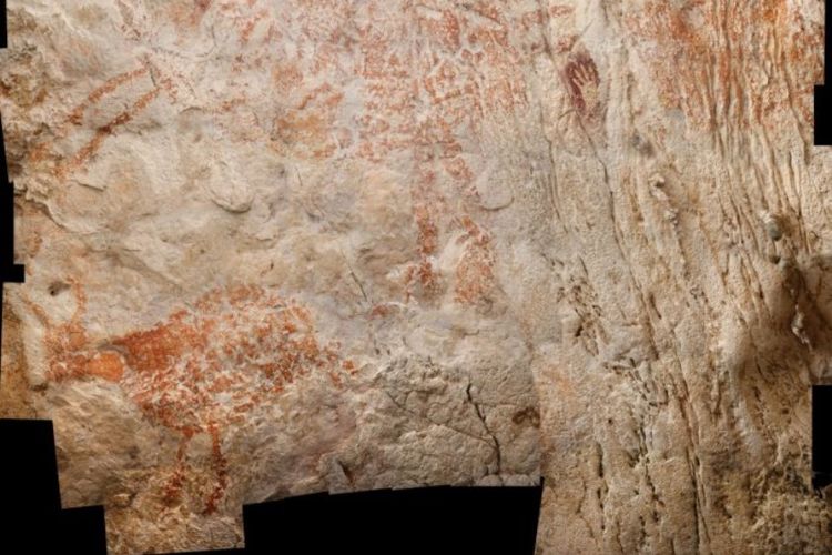 Di sudut kanan bawah nampak lukisan gua yang menyerupai banteng. Lukisan gua ini disebut yang tertua di dunia dan ditemukan di Kalimantan. Arkeolog memperkirakan usianya sekitar 40.000 sampai 50.000 tahun.