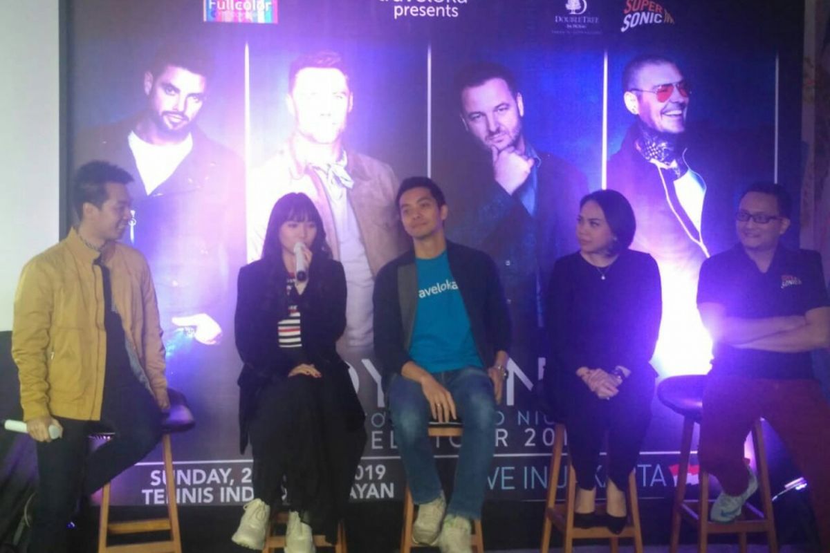 (dari kiri) David Ananda perwakilan Fullcolor Entertainment, Isyana Sarasvati, Christian Suwarna perwakilan pihak Traveloka, Tata perwakilan DoubleTree by Hilton, dan Rendy perwakilan SuperSonic dalam jumpa pers Konser Boyzone di kawasan Cikini, Jakarta Pusat, Rabu (6/3/2019).