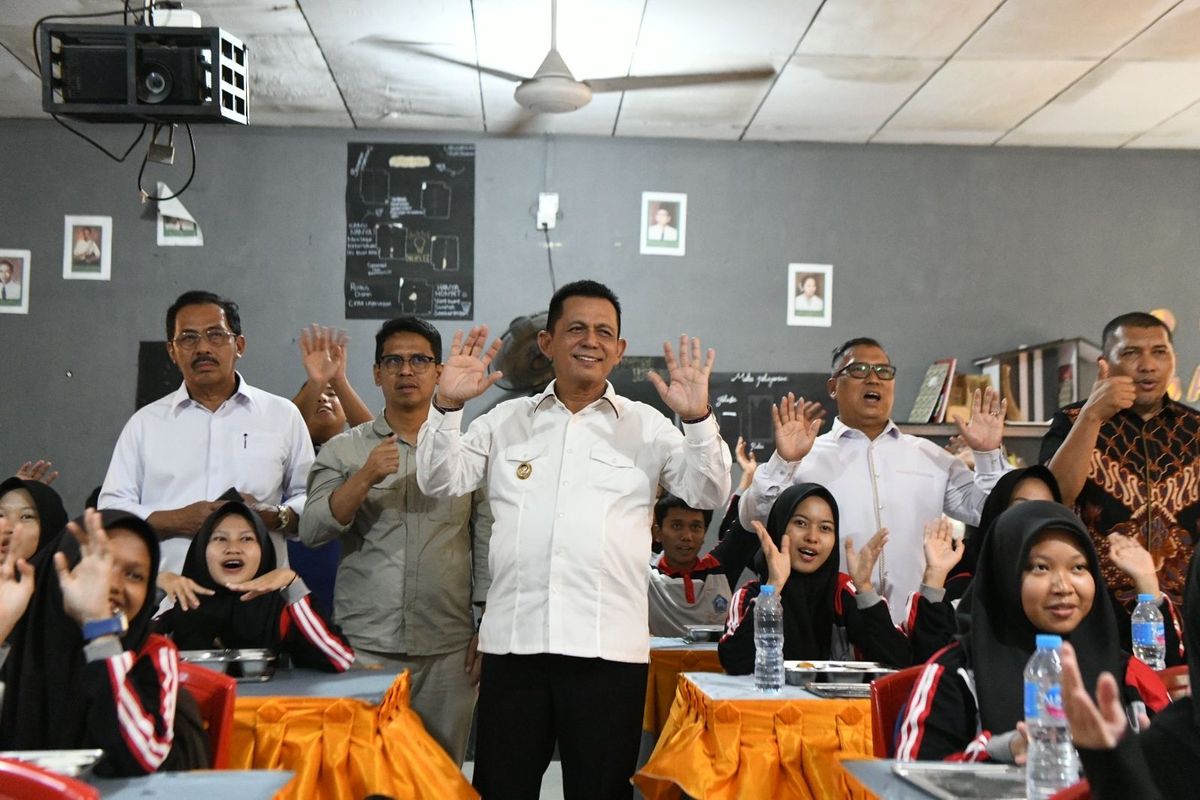 Gubernur Kepulauan Riau (Kepri) Ansar Ahmad bersama Wakil Gubernur Nyanyang Haris Pratamura meninjau langsung pelaksanaan program Makan Bergizi Gratis (MBG) di Kabupaten Karimun, Kamis (4/9/2025).