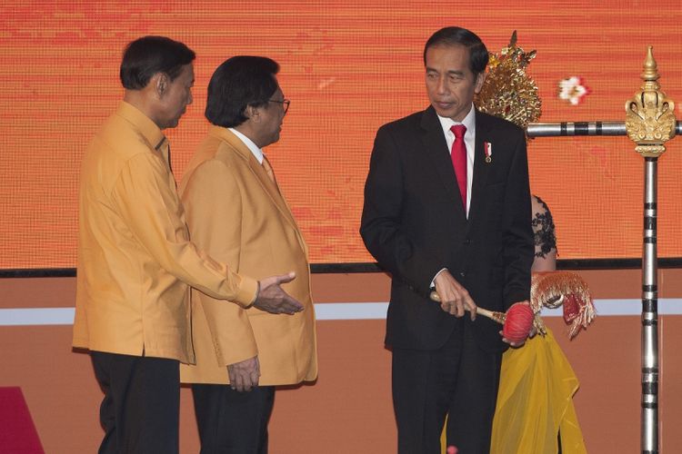 Presiden Joko Widodo (kanan) berbincang dengan Ketua Umum Partai Hanura, Oesman Sapta (kedua kiri) dan Ketua Dewan Pembina Partai Hanura, Wiranto (kiri) saat Pembukaan Rapat Pimpinan Nasional (Rapimnas) ke-1 Partai Hanura di Kuta, Bali, Jumat (4/8). Kegiatan partai selama tiga hari tersebut untuk membahas agenda politik partai ke depan khususnya menghadapi pemilihan kepala daerah (Pilkada) serentak 2018 dan komitmen dukungan kepada Joko Widodo kembali sebagai calon presiden pada Pemilu 2019. ANTARA FOTO/Nyoman Budhiana/foc/17.