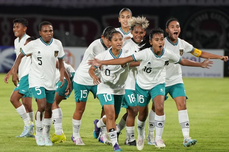 Timnas putri Indonesia melaju ke semifinal Piala AFF U19 Wanita 2023 setelah mengalahkan Kamboja dengan skor 5-0 di Stadion Gelora Sriwijaya Jakabaring, Palembang, Minggu (9/7/2023). Di semifinal, Indonesia akan melawan Thailand.