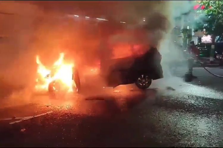 Satu mobil Suzuki Ertiga bernomor polisi  AE 1797 FQ dilaporkan ludes terbakar di pinggir ruas jalan Pahlawan Kota Madiun, Jawa Timur, Selasa (26/3/2024) dini hari.