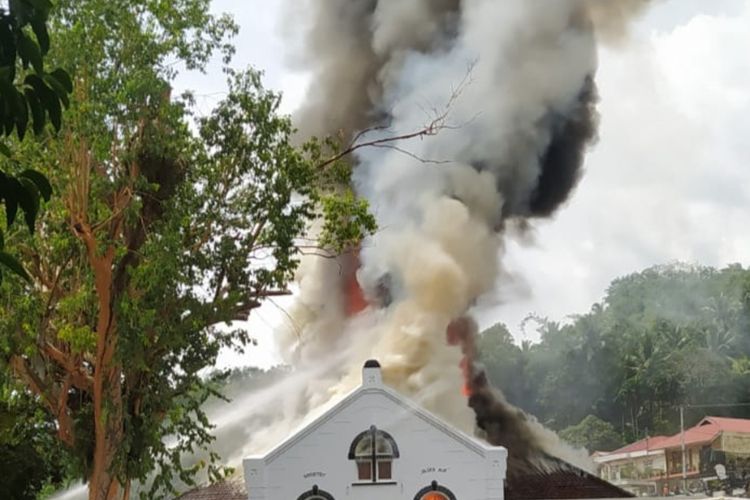 Gedung Pusat Kebudayaan di Sawahlunto, Sumatera Barat terbakar, Kamis (3/11/2022).