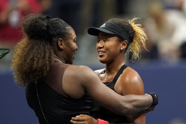 Petenis dari Jepang, Naomi Osaka (kanan), dan Serena Williams dari AS, berpelukan setelah pertandingan final tunggal putri US Open 2018 di New York, AS, pada Minggu (9/9/2018). 