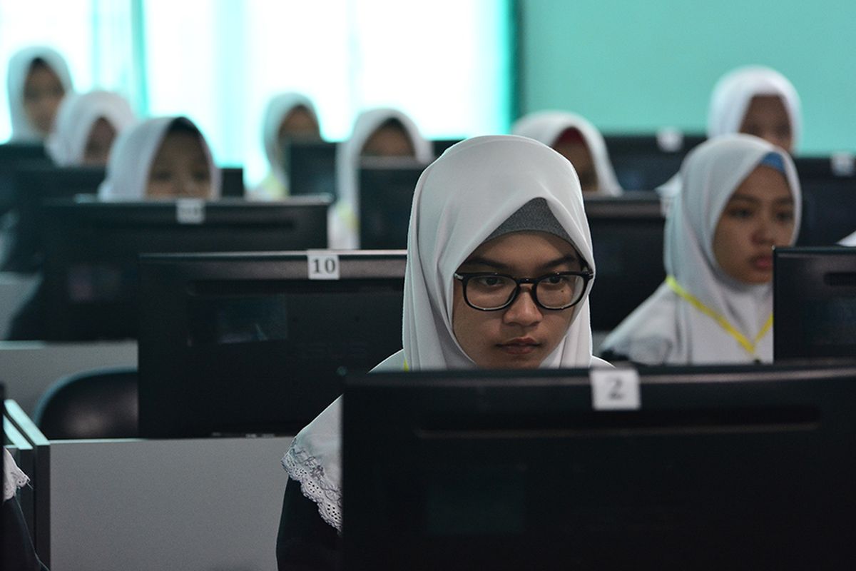 Siswa SMA Darul Ulum I Uggulan mengikuti Ujian Nasional Berbasis Komputer (UNBK) hari pertama di Rejoso, Kecamata Peterogan, Jombang, Jawa Timur, Senin (1/4/2019). UNBK di Jombang diikuti 9.351 siswa Sekolah Menengah Atas (SMA) dan 10.029 siswa Madrasah Aliyah (MA) selama 1,2,4 dan 8 April 2019.