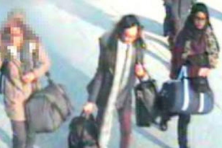 Tiga remaja putri warga London berangkat ke Turki melalui bandara Gatwick, London.
