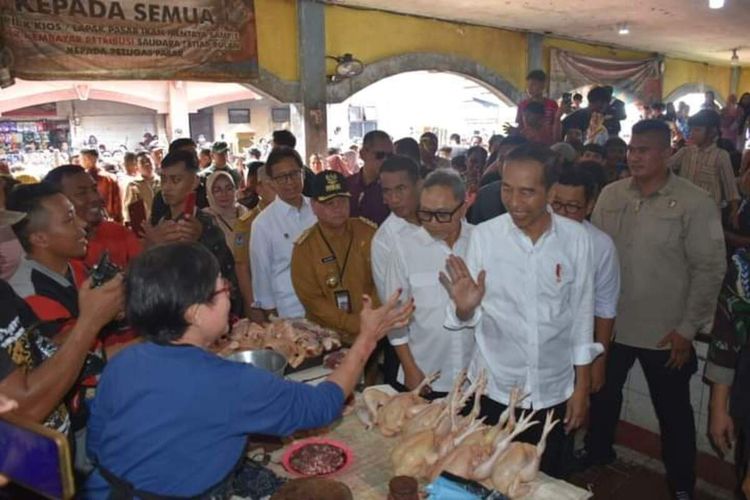 Jokowi sempat berkomunikasi dengan pedagang di Pasar Pusat Perbelanjaan Mentaya Sampit