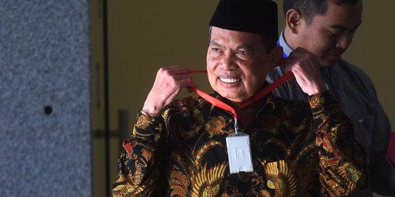 Tersangka kasus suap DPRD Kota Mojokerto Masud Yunus meninggalkan gedung KPK usai menjalani pemeriksaan di Jakarta, Senin (4/12). Walikota Mojokerto itu diperiksa terkait kasus dugaan suap pengalihan anggaran hibah Politeknik Elektronik Negeri Surabaya (PENS) menjadi anggaran program penataan lingkungan pada Dinas PUPR Kota Mojokerto Tahun 2017. ANTARA FOTO/Akbar Nugroho Gumay/ama/17