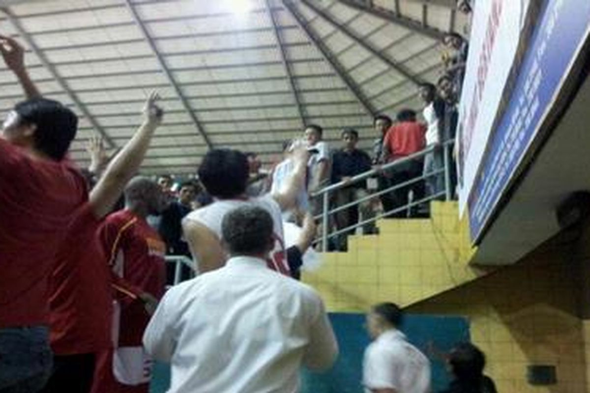 Pemain Indonesia Warriors didukung penonton sempat bentrok dengan pemain Bangkok Cobra seusai pertandingan basket Asean di GOR C-Tra Arena, Bandung, Sabtu (24/3/2012).