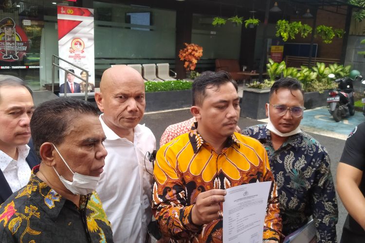 Kumpulan advokat dari berbagai provinsi mengadukan Kadiv Propam Irjen Ferdy Sambo ke Propam Polri, Jakarta Selatan, Senin (18/7/2022). 