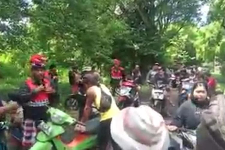 Tangkapan layar video sejumlah warga yang bersitegang dengan pecalang karena memaksakan masuk ke pantai saat Nyepi, Rabu (22/3/2023) di Kabupaten Buleleng, Provinsi Bali.
