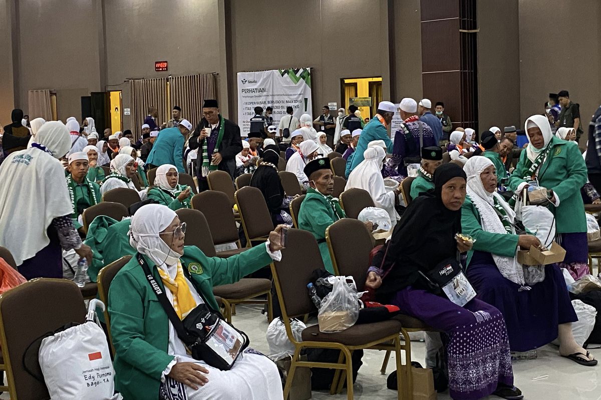 Jemaah haji kloter 1 yang tiba di AHES, Kamis (12/6/2025).