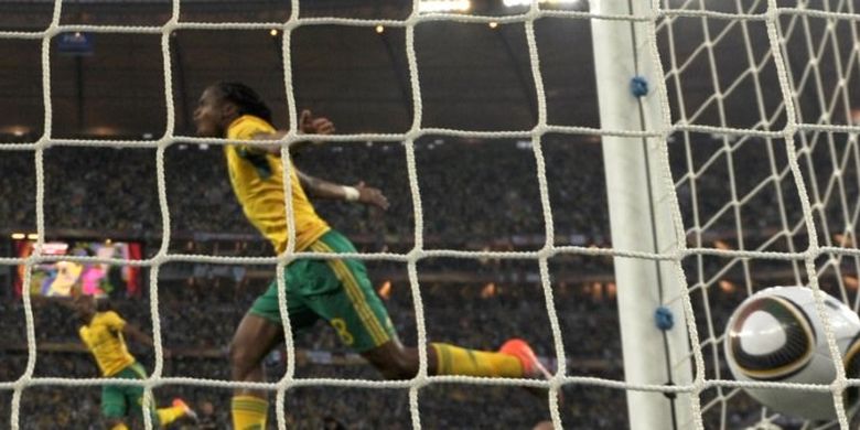 Pemain timnas Afrika Selatan Siphiwe Tshabalala mencetak gol ke gawang Meksiko pada laga pembuka Piala Dunia 2010 di Stadion Soccer City, Johannesburg, Afrika Selatan, 11 Juni 2010.
