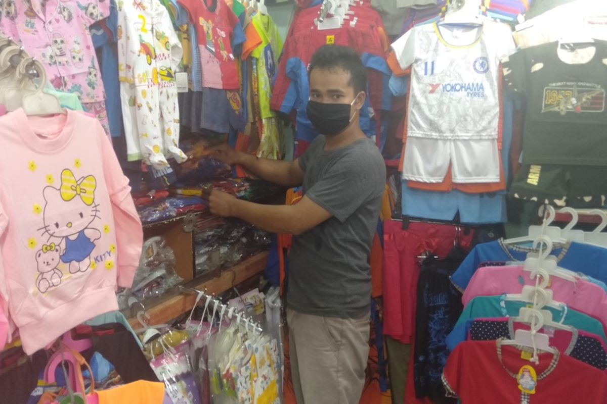 perdagang  baju anak di Pasar Cibubur, Ciracas, Jakarta Timur, Rabu (1/7/2020)