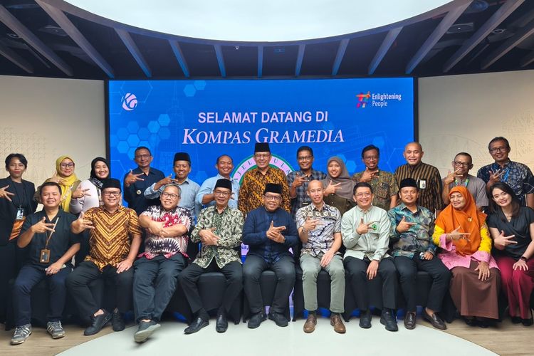 Editor Parapuan Citra Narada Putri, Eksekutif Produser KompasTV Gammara
Lenggo Geni, Manager News Entertainment KompasTV Restya Dela, Tim Media MUI Junaidi Mahbub, Wakil Sekretaris Komisi Infokom dan Penanggung Jawab Media Sosial MUI/Panitia
Munas MUI Abdul Muis Sobari, GM Communication Management & Bentara Budaya Kompas
Gramedia Ilham Khoiri, Ketua MUI Bidang Kerukunan/Ketua Panitia OC Munas MUI KH Yusnar Yusuf, Editor Cahaya Kompas.com Farid Assifa, Tim Media MUI Sekar, Station Manager Radio Sonora Jumar Sudiyana, Tribun Network News Director Febby Mahendra Putra, Budi Yana - Ngaji Literasi Gramedia, Wakil Redaktur Pelaksana Kompas Samsul Hadi
