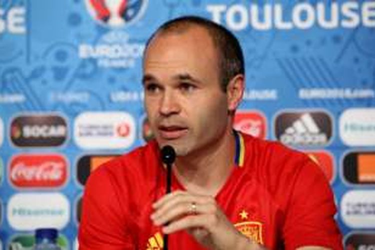 Andres Iniesta menghadiri jumpa pers tim nasional Spanyol di Toulouse, 12 Juni 2016.