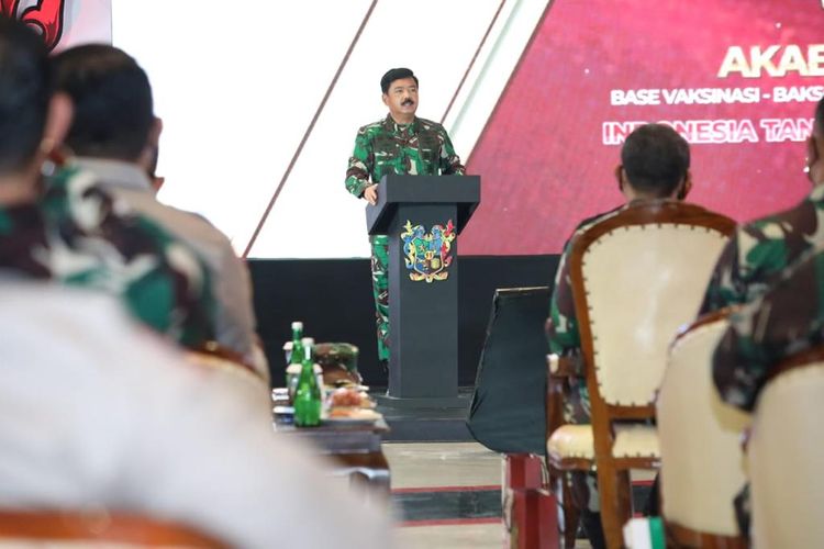 Panglima TNI Marsekal Hadi Tjahjanto saat memberikan sambutan pada kegiatan vaksinasi yang digelar alumni Akabri 1999 di Gedung Satya Haprabu Korps Brimob Polri, Depok, Jawa Barat, Rabu (20/10/2021).