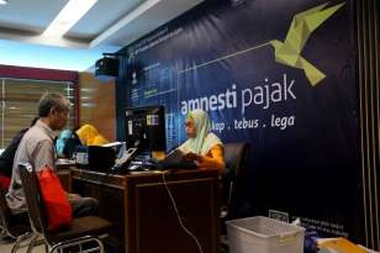 Petugas melayani warga yang mengikuti program pengampunan pajak (Tax Amnesty) di Kantor Pelayanan Pajak Pratama Kebayoran Lama, Jakarta Selatan, Jumat, 30/9/2016.