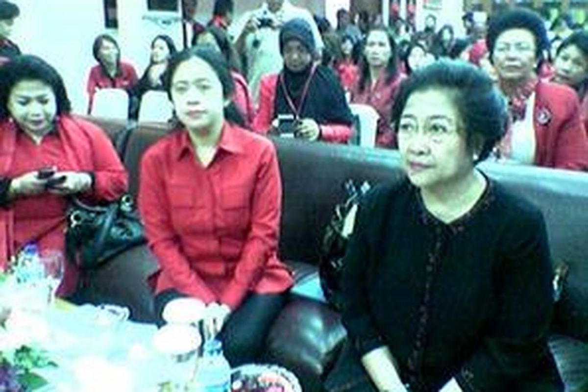 Ketua DPP PDI-P Bidang Pemberdayaan Perempuan Puan Maharani bersama ibunya Megawati Soekarnoputri yang merupakan Ketua Umum DPP PDI-P di sela-sela acara Deklarasi PDI-P sebagai Rumah Perempuan di Kantor DPP di Lenteng Agung Jakarta Selatan, Senin (25/8).